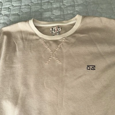 Sudadera pequeña One 432 hecha a mano en Pakistán Foto 1 de 4