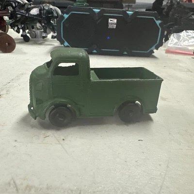 Juguete fundido verde Barclay cabina sobre motor (COE).  Suspensión de eje roto. Foto 1 de 4