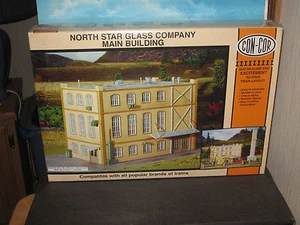 CON-COR HO SCALE #002-009070 NORTH STAR GLASS MAIN BLDG - Picture 1 of 1