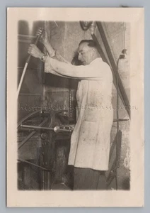 Fotowerkstatt ? Presse Schneidemaschine ? Beruf Maschine - Altes Foto 1920er - Picture 1 of 2