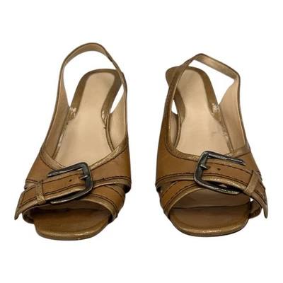 Zapatos de tacón Cole Haan de cuero tostado con hebilla y punta abierta talla 7,5 Foto 1 de 4