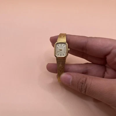 Reloj de cuarzo Accurist para mujer tono dorado Japón acero inoxidable espalda pulsera texturizada Foto 1 de 4