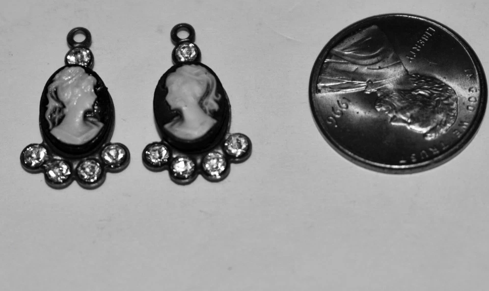 COLGANTES COLGANTES CAMAFEO DE PLÁSTICO VINTAGE * blanco y negro * 19x11,5 mm Foto 1 de 1