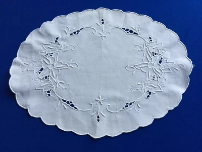 ancien napperon ovale lin blanc brodé festonné et brodé  main : 38 X 28 cm - Photo 1/2