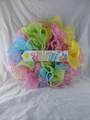 Bonita guirnalda de primavera con volantes de tres pliegues Foto 1 de 4