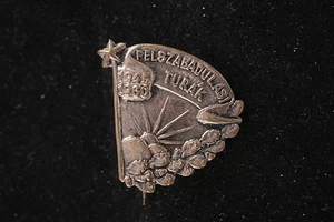 Hungary Hungarian Liberation Tour WW2 1960 Pin Badge Brass Tourist Communist - Picture 1 of 2