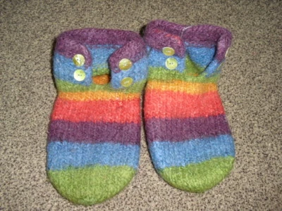 Hausschuhe gefilzt ca. Gr. 31 20cm Regenbogen hoch Handarbeit Unikat !!! - Bild 1 von 3