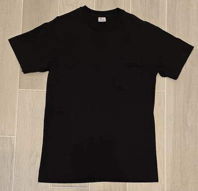 Camiseta Vintage Hanes Bolso Ponto Único Tamanho Médio Feminina Preta em Branco - Imagem 1 de 4