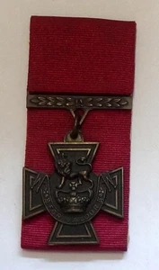 THE VICTORIA CROSS FULL SIZE MEDAILLE & BAND REPRODUKTION / KOPIE - Bild 1 von 2
