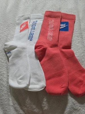 2 pares de calcetines para mujer Nike coral y blancos de corte redondo mediano Foto 1 de 4