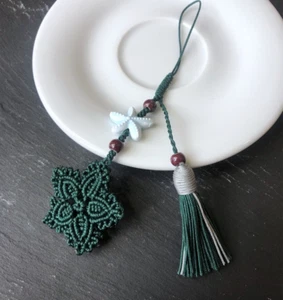 Pendentif Sangles pompon en micro-macramé étoilé avec perle en céramique. Vert - Photo 1/8