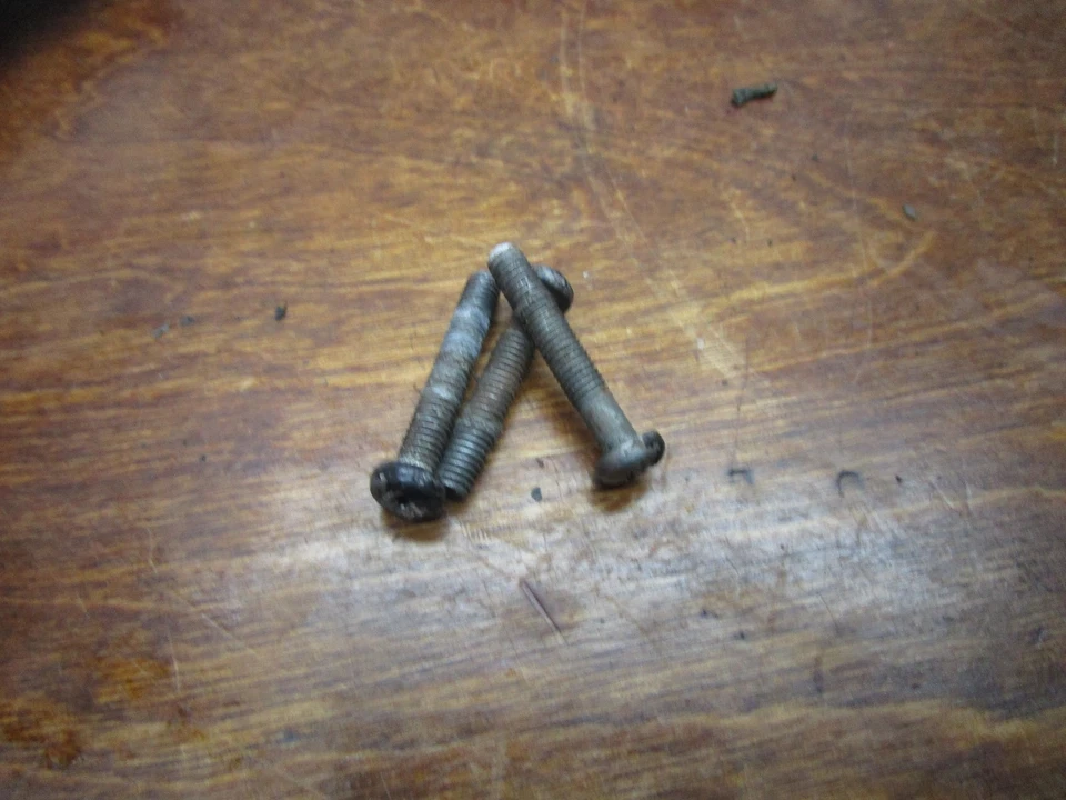 YZ 465 YAMAHA 1980 YZ 465 1980 CUBIERTA ESTATOR PERNOS DE MONTAJE Foto 1 de 1