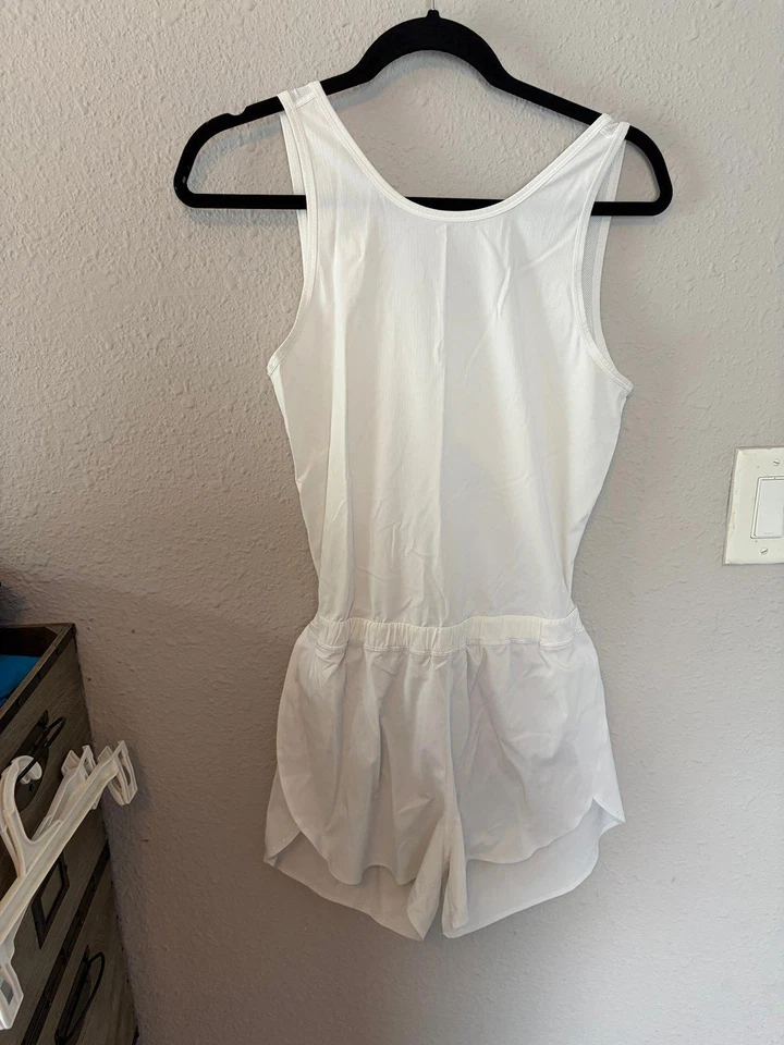 Беговой комбинезон Lululemon с открытой спиной 3 дюйма белый. Лучше всего подходит для 6. $138 розничная цена. - Изображение 1 из 4