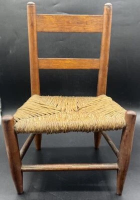 Silla antigua primitiva para niños con respaldo de escalera asiento apresurado silla para muñecas muestra de campo Foto 1 de 4