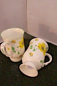 PAIR OF ROYAL VICTORIA FINE BONE CHINA MUGS - Picture 1 of 2