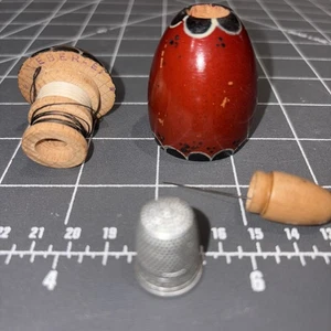 Kit de costura de huevos de madera vintage huevo pintado RARO - Imagen 1 de 13