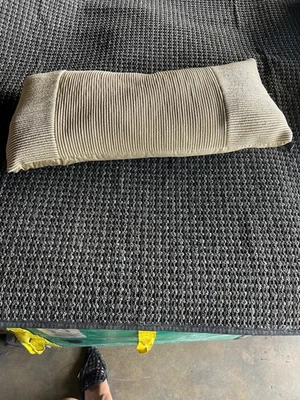 Donna Karen New York CHAMPAGNE Embossed Ribbed Decorative Pillow 11" X 22" - new - Imagem 1 de 4