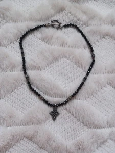 Collana vintage perle vetro nero e argento sterling con ciondolo croce ornata - Foto 1 di 9