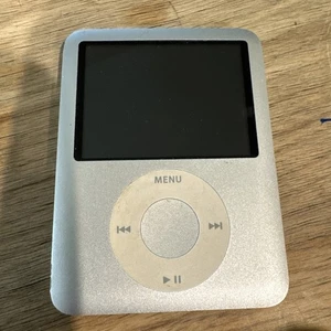 Apple iPod Nano 3rd Generation Silver 4GB Display Lines - Picture 1 of 4