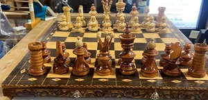 Scacchiera con pezzi in legno - Decorazioni e intarsi. - Picture 1 of 7