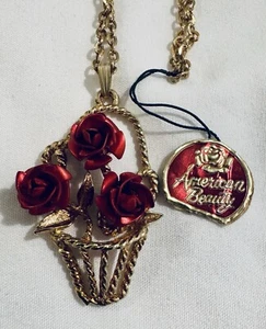 Collana ciondolo fiore San Valentino vintage nuova con etichetta smalto rosso cesto rosa tono oro - Foto 1 di 7