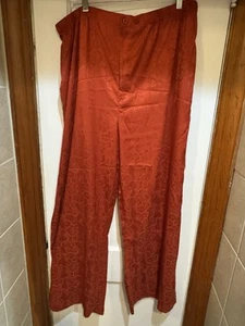 SAVAGE X FENTY Herren Nachtwäsche Satin Hose Henna rot orange Schlangenmuster Gr. XL - Bild 1 von 6
