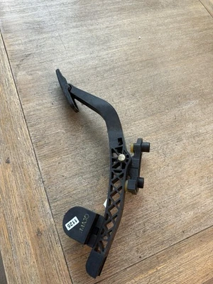 2006 HYUNDAI TUCSON GAS THROTTLE PEDAL OEM 32785-2E200 - Image 1 of 4
