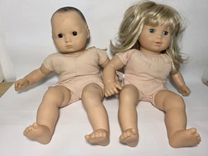 Juego de 2 muñecas American Girl Bitty Baby cabello moldeado oscuro y cabello rubio - Imagen 1 de 22