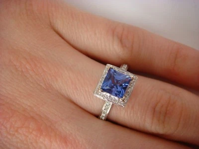 ORO BLANCO 14K 1,27 QUILATES CORTE PRINCESA TANZANITA EN MONTURA DE DIAMANTES CON CUENTAS DE HALO ALTO Foto 1 de 4