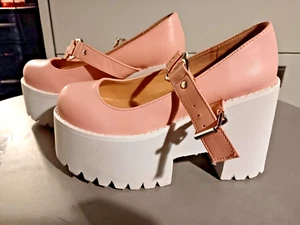 Rosa, Mary Jane, Plateau Heels mit Herz-Schnalle - Barbie Puppe- (Größe 5) - Bild 1 von 5