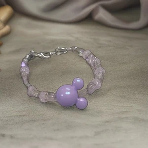 Pulsera Mickey de vidrio lavanda iridiscente de 6" hecha a mano con cierre de lóbulo plateado - Imagen 1 de 7
