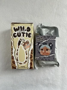 AUTHENTIQUE BRELOQUE DE TÉLÉPHONE POPMART Crybaby Wild but Mutie - Denim Cutie OPEN BOX - Photo 1 sur 6