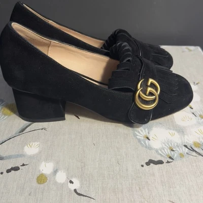Zapatos de salón Gucci para mujer sin cordones con flecos GG Marmont de gamuza negros talla 37 Foto 1 de 4