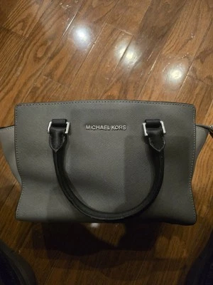 Cartera Michael Kors Selma de cuero gris y negra sin correa para el hombro Foto 1 de 4
