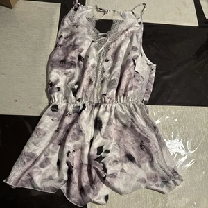 Victoria’s Secret Size M Pink Floral Romper Lingerie Sleepwear - Picture 1 of 5
