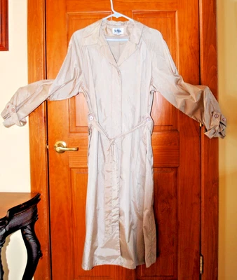 Vintage Totes Women’s Size 14 Beige Nylon Raincoat detachable belt + hood. - Image 1 of 4