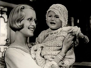 1975 Vintage CBS Photo The Boy Friend movie scene blonde actress model Twiggy - Picture 1 of 2