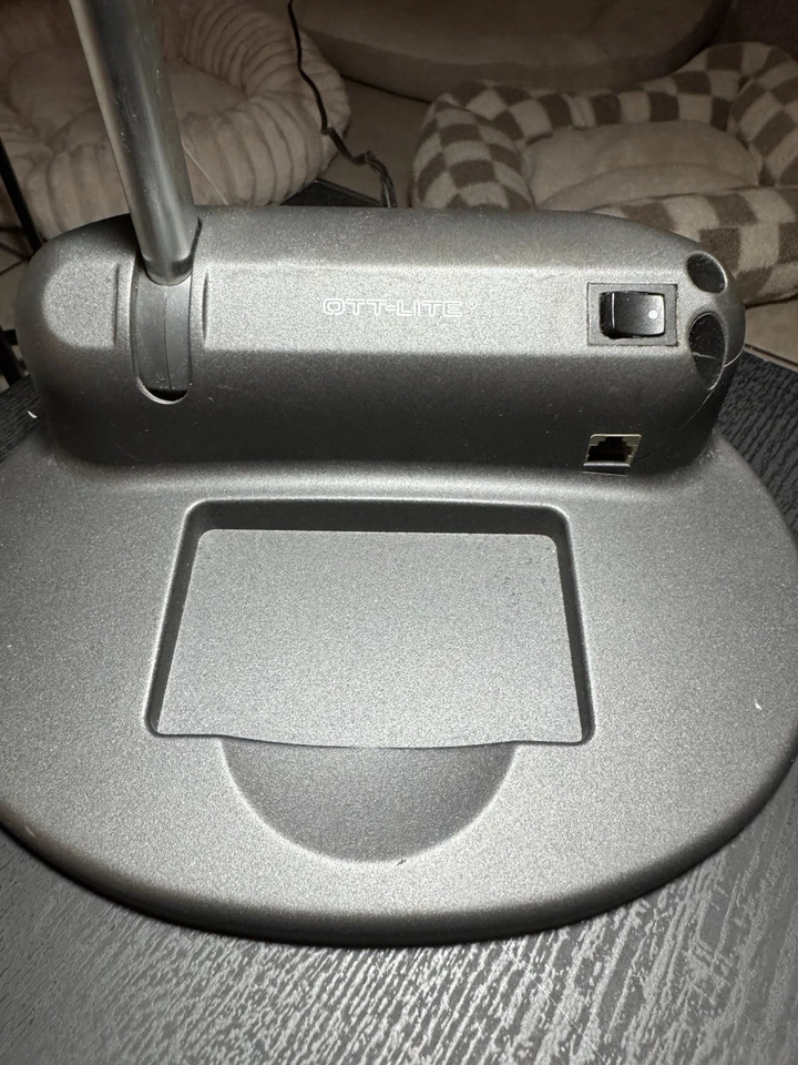 Abajur de mesa OttLite com conector de modem - Imagem 1 de 2