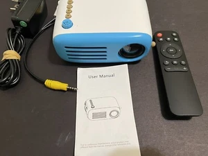 GooDee YG200 - Mini Proyector LED Pico Azul y Blanco Fácil de Transportar Usado en Excelente Condición Probado - Imagen 1 de 7