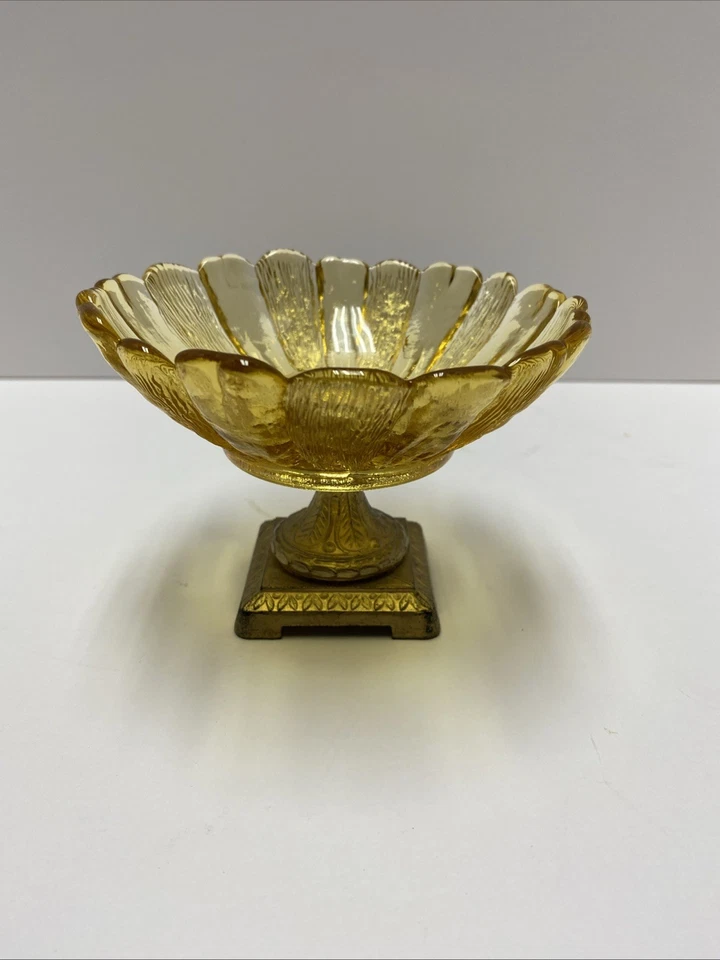 BUGIGANGA DE SABONETEIRA VINTAGE VIDRO ÂMBAR FLOR METAL PEDESTAL MCM BOHO DECORAÇÃO RETRÔ - Imagem 1 de 4