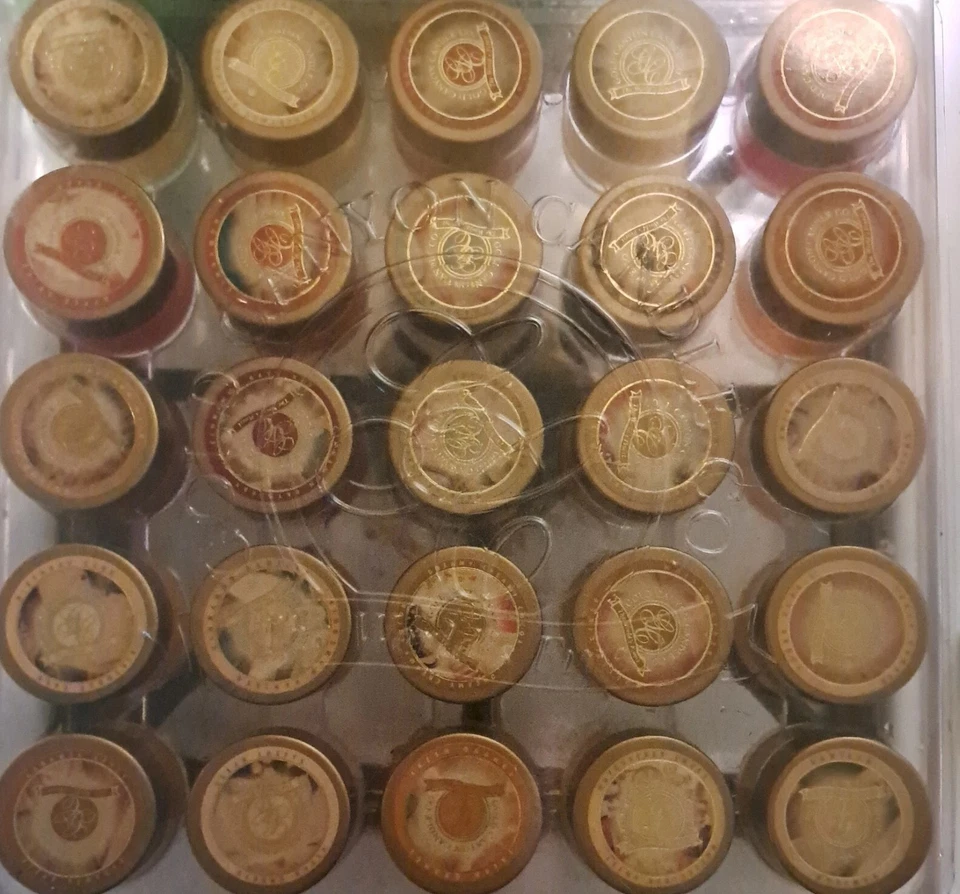 Juego de 25 velas navideñas vintage Gold Canyon cera fundida mini lata 2 OZ Foto 1 de 4