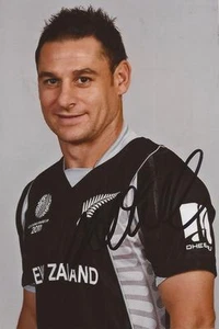 NEW ZEALAND: NATHAN McCULLUM SIGNED 6x4 ODI PORTRAIT PHOTO+COA - Picture 1 of 1