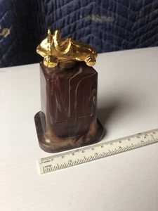 Trofeo de copa de coche enano baquelita 1/4 década de 1960 ~ base de baquelita ámbar mármol - Imagen 1 de 11