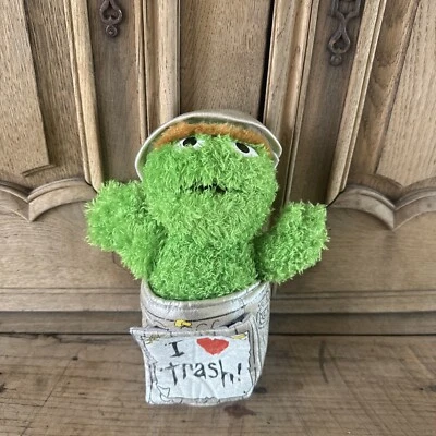 Juguete de peluche de colección Sesame Street Oscar the Grouch I Love Trash Can 2005 Gund Foto 1 de 4