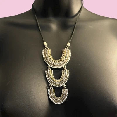 Collar con cordón de cuero arcos pavé marca Lucky Foto 1 de 4