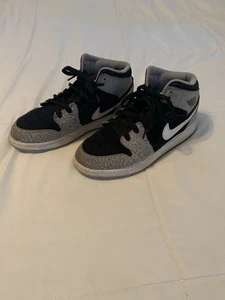 Nike Air Jordan 1 Mid SE Youth Athletic Shoes Size 6 Y DM6216-016 Elephant Print - Picture 1 of 8