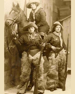 3 Rodeo Cowgirl 1900 8 x 10 Foto Vintage Rodeo Photos Old West 1930er - Bild 1 von 1