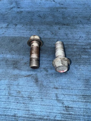 01-05 Lexus IS300 Brazo giratorio delantero para brazo de control Perno de montaje 19 mm Juego OEM Foto 1 de 4