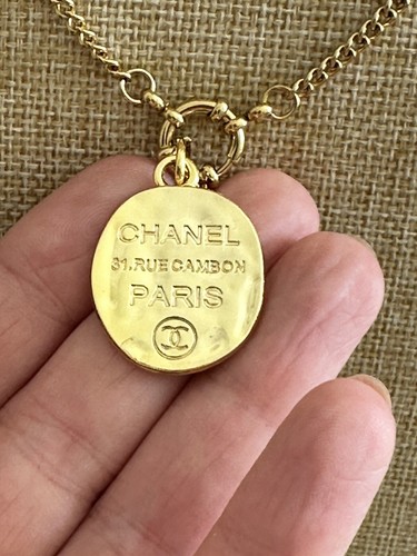 Collana con ciondolo originale Chanel colore: oro