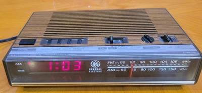 Radio Reloj GE Vintage 7 4624B AM FM Digital Alarma Música Snooz Madera Grano Años 70 Foto 1 de 4